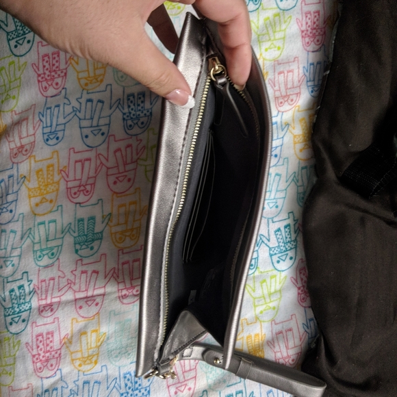 Clutch - Picture 3 of 3